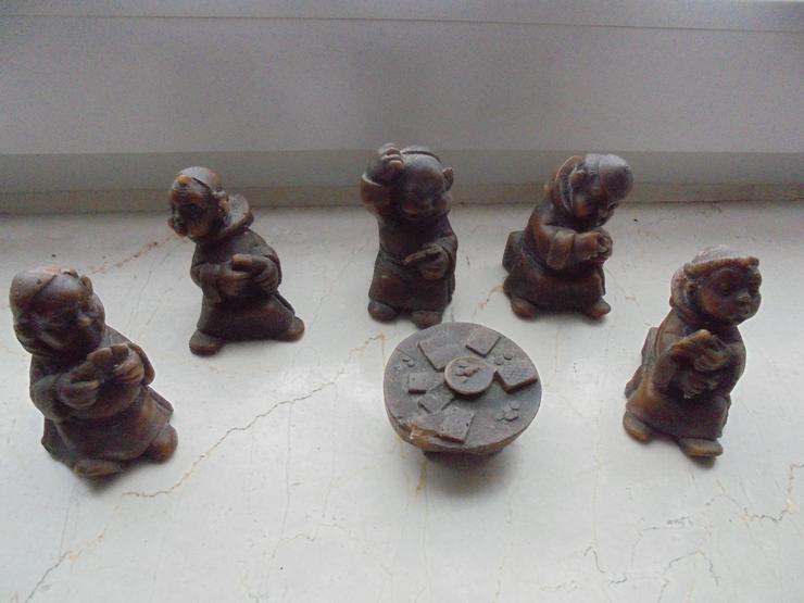 5 Stück Mönche mit Tisch  - Kartenspieler  - Wachsfiguren - Figuren - Bild 4
