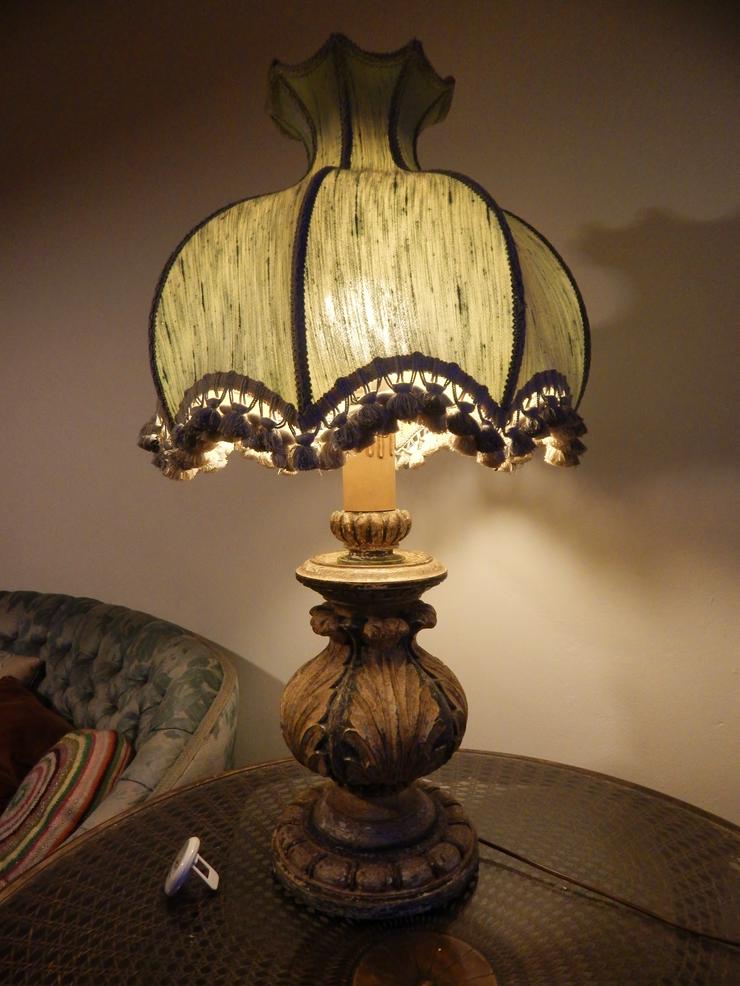 Fast orientalisch wirkende Tischlampe wie aus Aladins Träumen in 1001 Nacht.