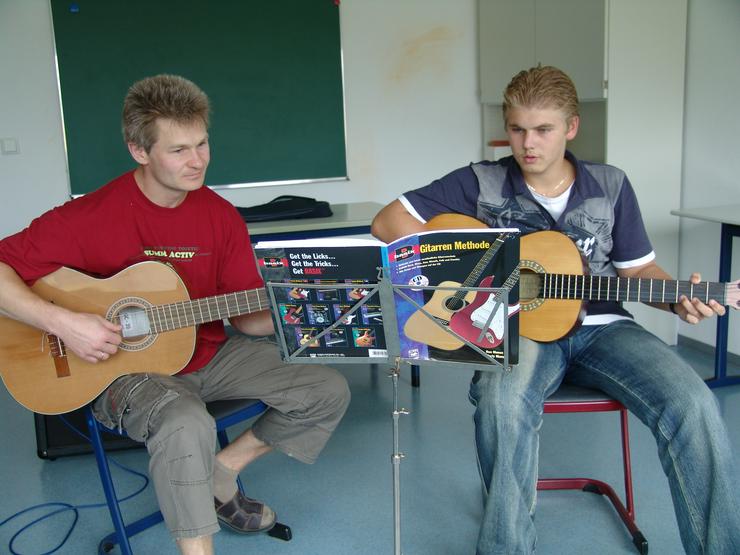 Gitarre, E-Gitarre, Bass-Gitarre in Leopoldshöhe - Instrumente - Bild 1