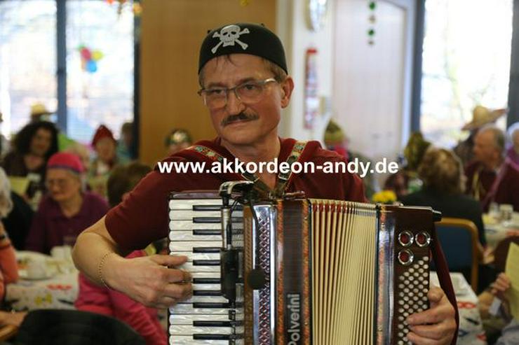 Bild 3: Akkordeonspieler aus Schlesien: deutsche, internationale Musik