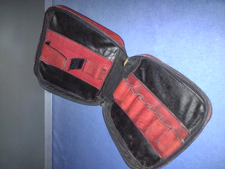 Bild 3: Pfeife Handtasche, Leder, rot, 6 Pfeifen, Tabak- + Renigerfach. second hand