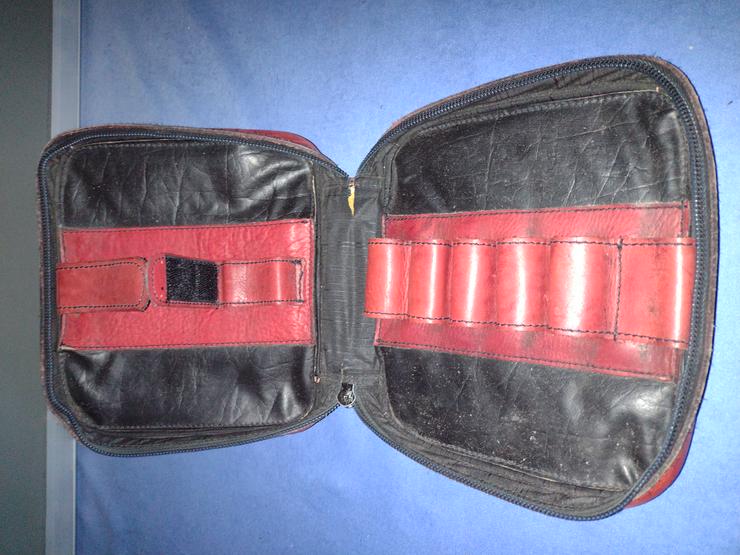 Bild 1: Pfeife Handtasche, Leder, rot, 6 Pfeifen, Tabak- + Renigerfach. second hand