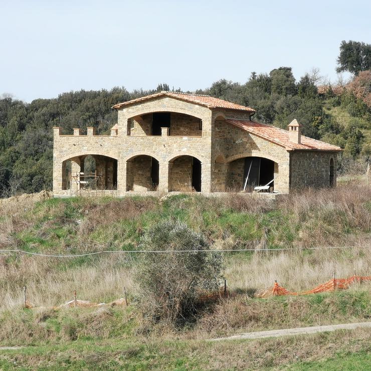 Landhaus aus Stein mit 1 ha Land in Toskana