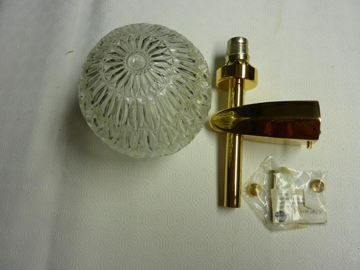 Bild 3: Keuco - Wandleuchte Objekt mit 24 K Halterung und kugelförmige Glasschirm.