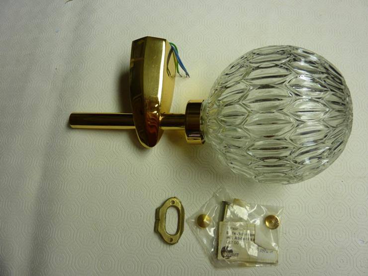 Bild 5: Keuco - Wandleuchte Objekt mit 24 K Halterung und kugelförmige Glasschirm.