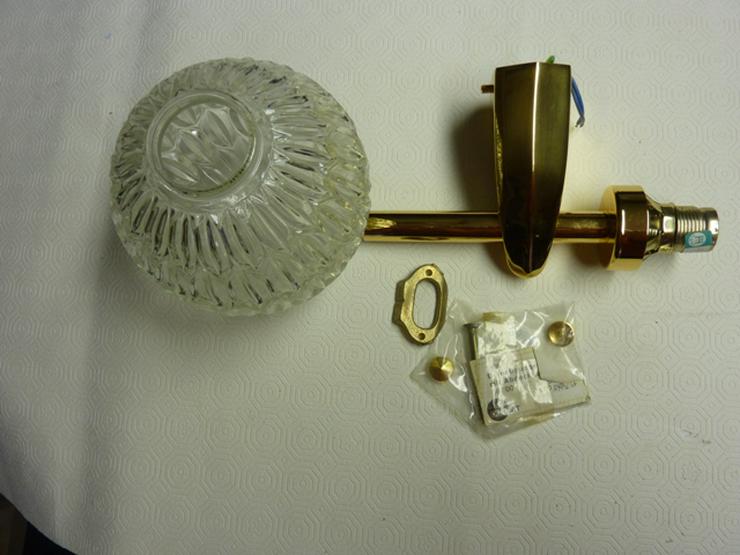 Bild 4: Keuco - Wandleuchte Objekt mit 24 K Halterung und kugelförmige Glasschirm.