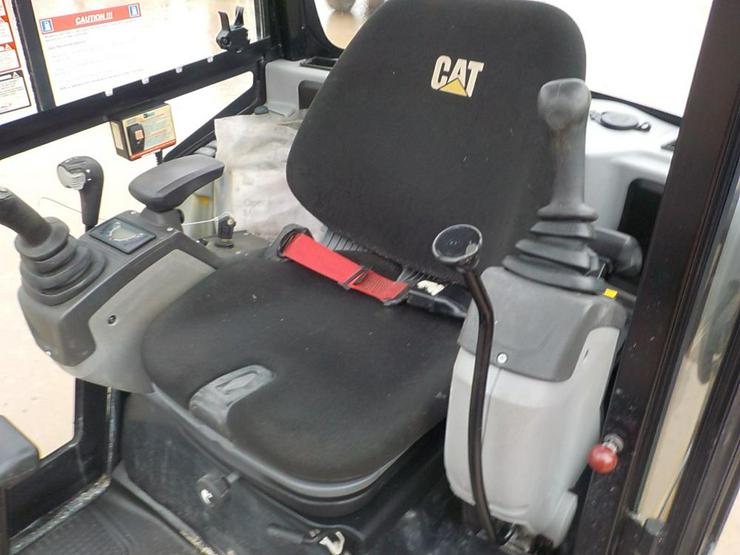 Bild 5:  Minibagger CAT 302.4D mit 3xSchaufel