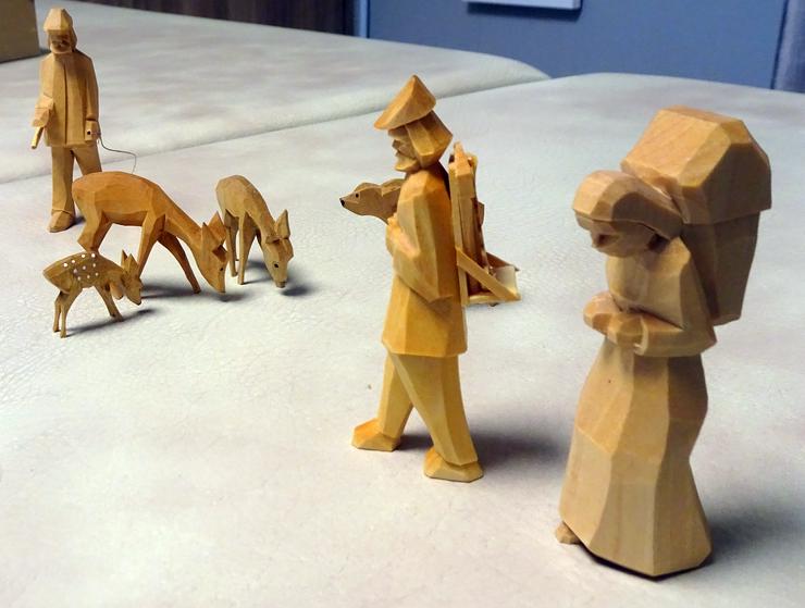 Bild 3: Miniatur Figurengruppe, Waldfiguren geschnitzt, Erzgebirge