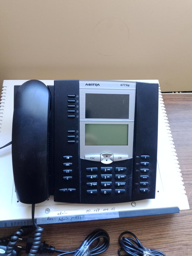 Bild 6: Mitel MiVoice Office 430 Kommunikationsserver & 2 x Mitel/ Aastra 6773 IP Systemtelefone
