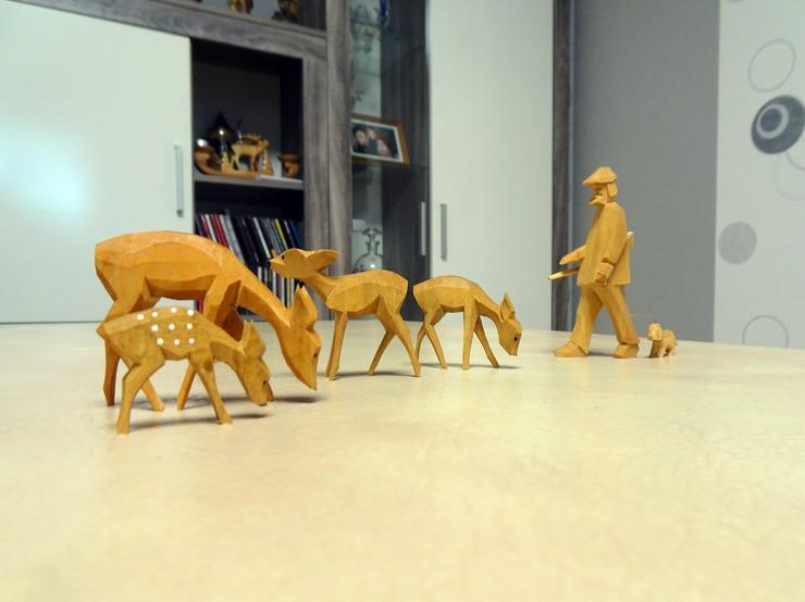 Miniatur Rehe inkl. Jäger mit Hund geschnitzt, Erzgebirge, Pyramidenfiguren,  - Weihnachtsdeko - Bild 3