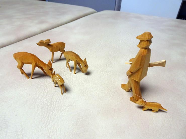 Bild 2: Miniatur Rehe inkl. Jäger mit Hund geschnitzt, Erzgebirge, Pyramidenfiguren, 