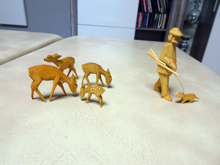 Miniatur Rehe inkl. Jäger mit Hund geschnitzt, Erzgebirge, Pyramidenfiguren, 