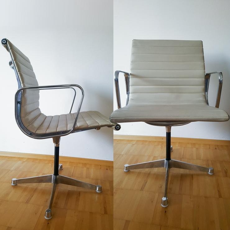 Bild 1: Charles Eames Aluminium Chair EA 108, beige