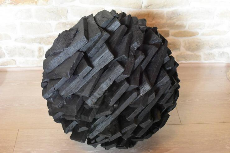 Kugelskulptur aus gebranntem und gewachstem Holz