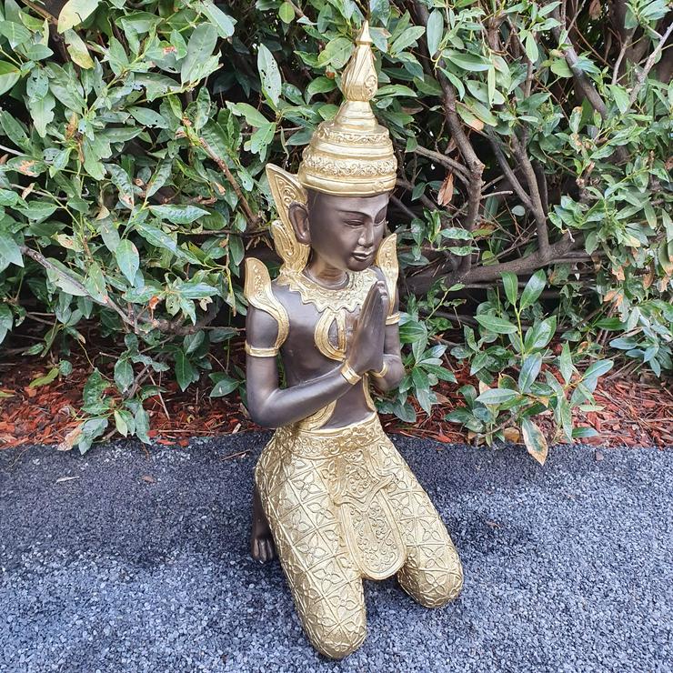 Gartenfigur kniende Buddha Figur Tempelwächter 80 cm Gold