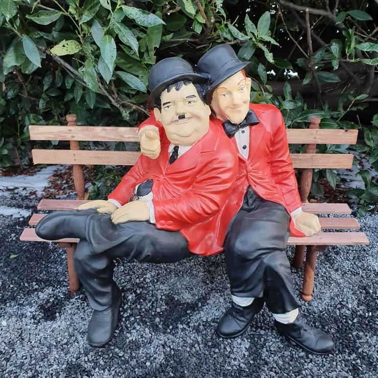 Bild 1: Gartenfigur Dick und Doof Figur auf einer Bank rot 55 cm -NEU-