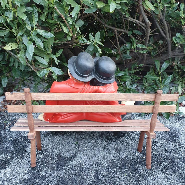 Bild 2: Gartenfigur Dick und Doof Figur auf einer Bank rot 55 cm -NEU-