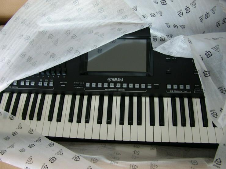 Bild 2: Yamaha GENOS Digital Keyboard Version 2.02 in OVP