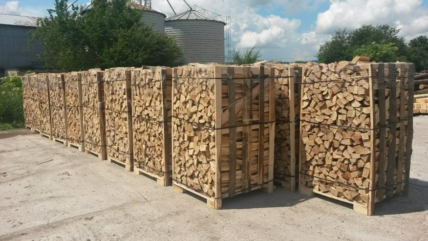 Brennholz geliefert und auf Paletten gelagert
