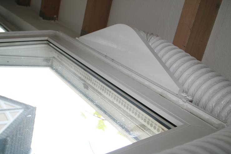 Bild 7: Klimageräteanschluss, Abluftschlauch Fenster, Fensterabdichtung System für Kippfenster von austmetall, OHNE BOHREN UND OHNE KLEBEN 