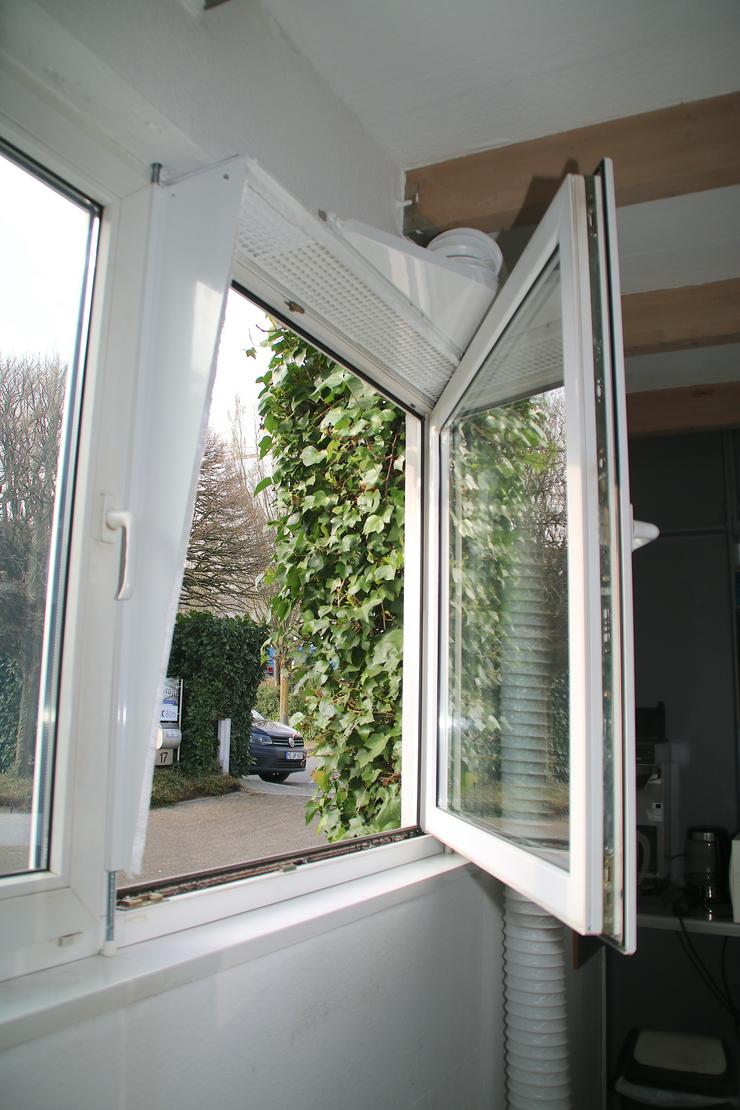 Bild 7: Klimageräteanschluss, Abluftschlauch Fenster, Fensterabdichtung System für Kippfenster von austmetall, OHNE BOHREN UND OHNE KLEBEN 