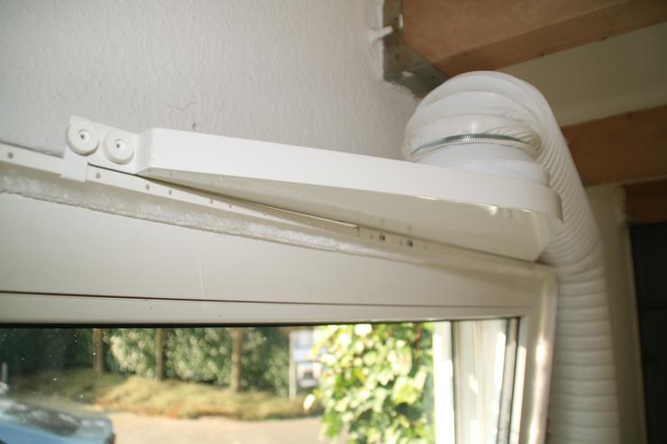 Bild 5: Klimageräteanschluss, Abluftschlauch Fenster, Fensterabdichtung System für Kippfenster von austmetall, OHNE BOHREN UND OHNE KLEBEN 