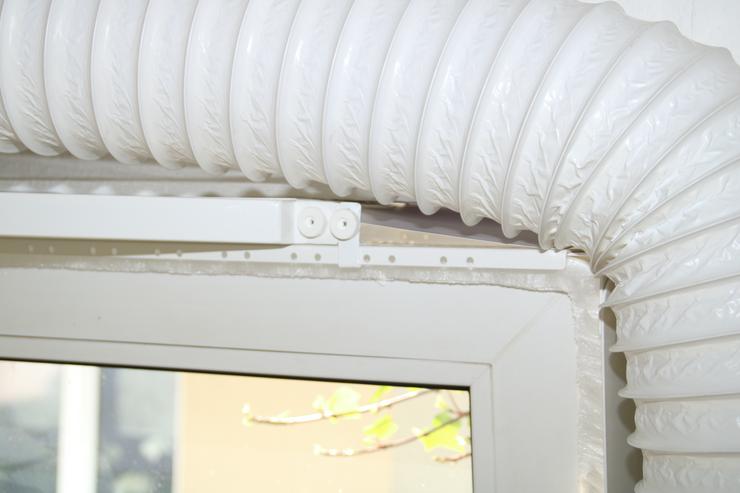 Bild 9: Klimageräteanschluss, Abluftschlauch Fenster, Fensterabdichtung System für Kippfenster von austmetall, OHNE BOHREN UND OHNE KLEBEN 