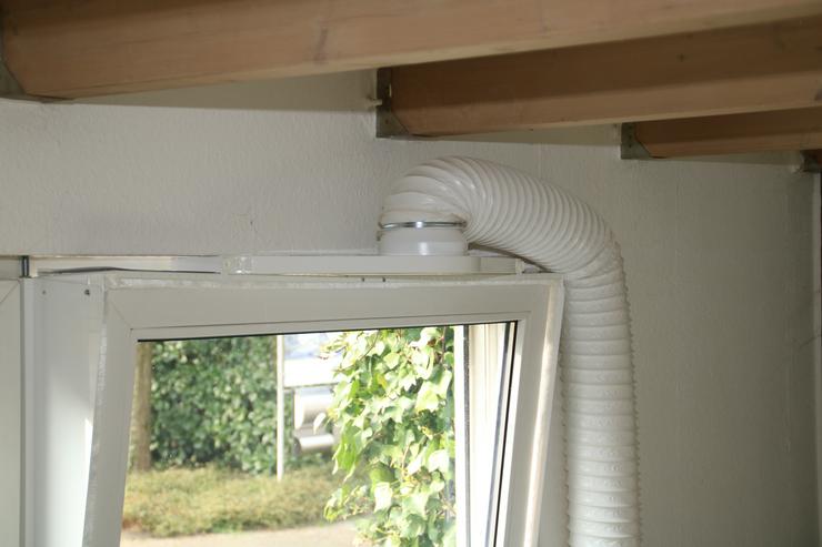 Bild 4: Klimageräteanschluss, Abluftschlauch Fenster, Fensterabdichtung System für Kippfenster von austmetall, OHNE BOHREN UND OHNE KLEBEN 