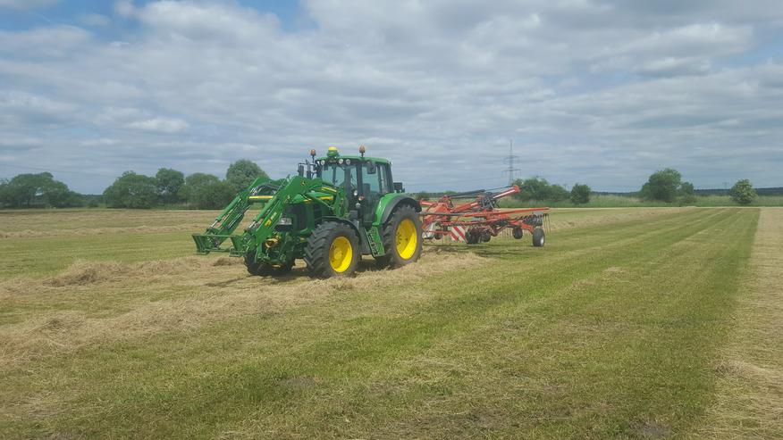 Bild 3: Exklusive "Arbeiten" mit einem Traktor auf dem Feld in Brandenburg als Event