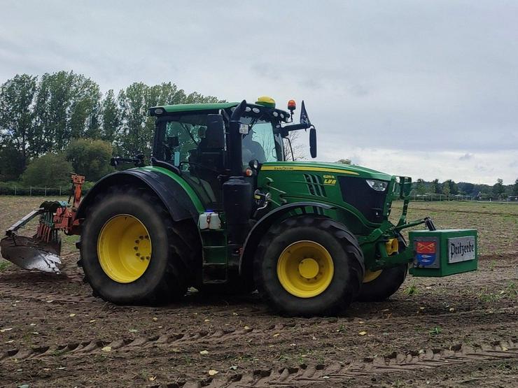 Bild 5: Exklusive "Arbeiten" mit einem Traktor auf dem Feld in Brandenburg als Event