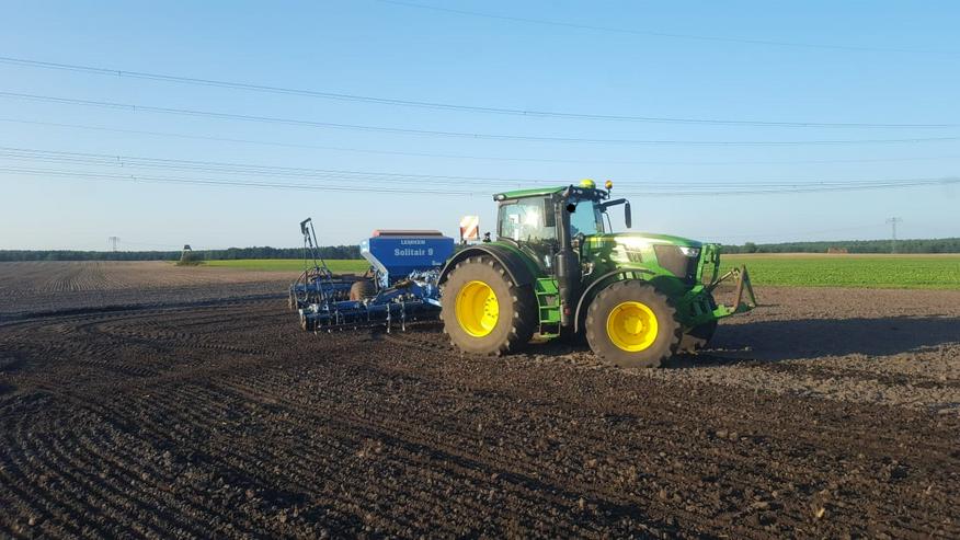 Bild 2: Exklusive "Arbeiten" mit einem Traktor auf dem Feld in Brandenburg als Event