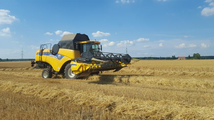 Bild 4: Exklusive "Arbeiten" mit einem Traktor auf dem Feld in Brandenburg als Event