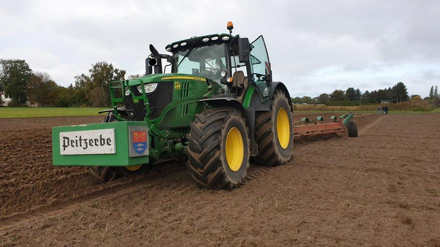 Exklusive "Arbeiten" mit einem Traktor auf dem Feld in Brandenburg als Event