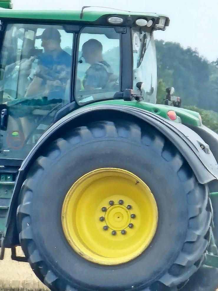 Bild 6: Exklusive "Arbeiten" mit einem Traktor auf dem Feld in Brandenburg als Event