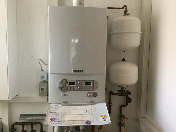 Bild 3: Vaillant Gasbrennwertheizung mit Warmwasserboiler und Abgasanlage