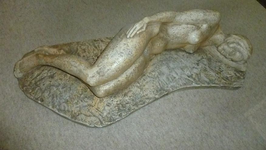 Figur „Die Liegende“, mind. 80 Jahre alt, 87 x 30 x 24 cm - Figuren - Bild 7