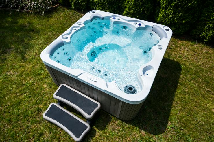Wellis Whirlpool Jupiter 46 Massagedüsen, Soundsystem, LED...