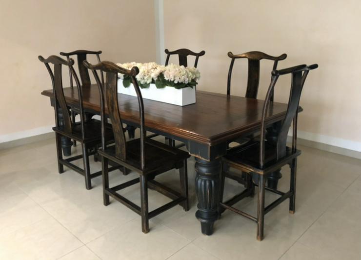 Tischgruppe mit sechs Stühlen