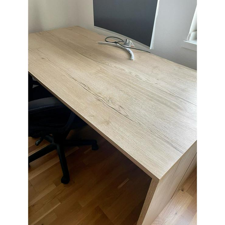 Bild 7: Schreibtisch aus Holz