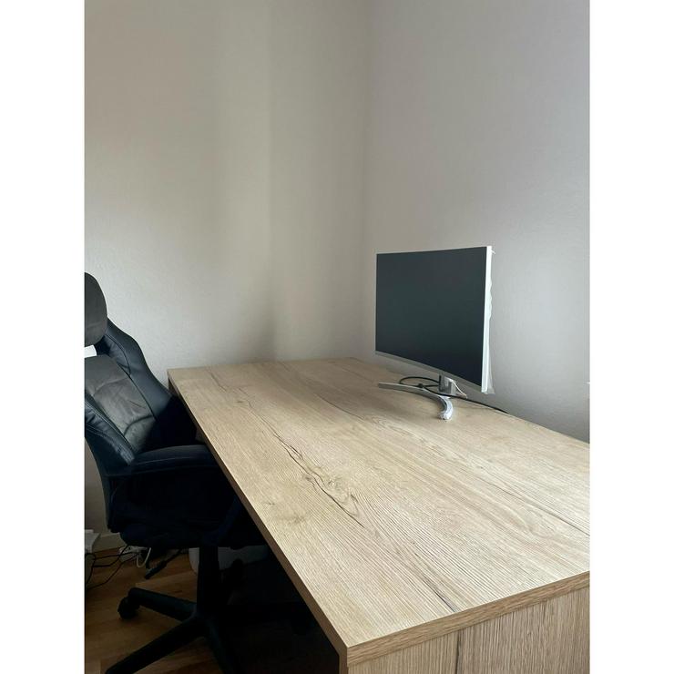 Bild 4: Schreibtisch aus Holz