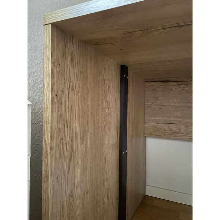 Bild 3: Schreibtisch aus Holz