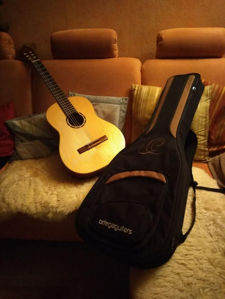 Neuwertige Ortega Konzertgitarre mit schicker schwarzbrauner Tasche