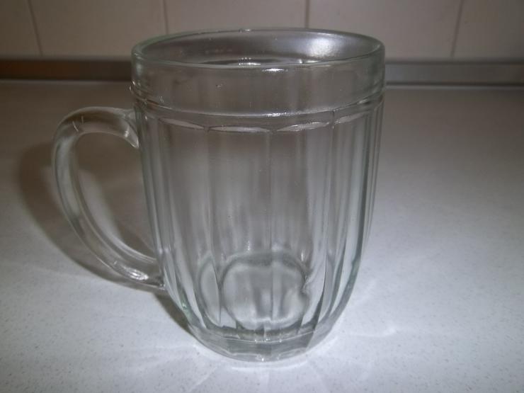 Bild 4: Bierkrüge 0,5 l aus hellgrünem Glas mit Henkel