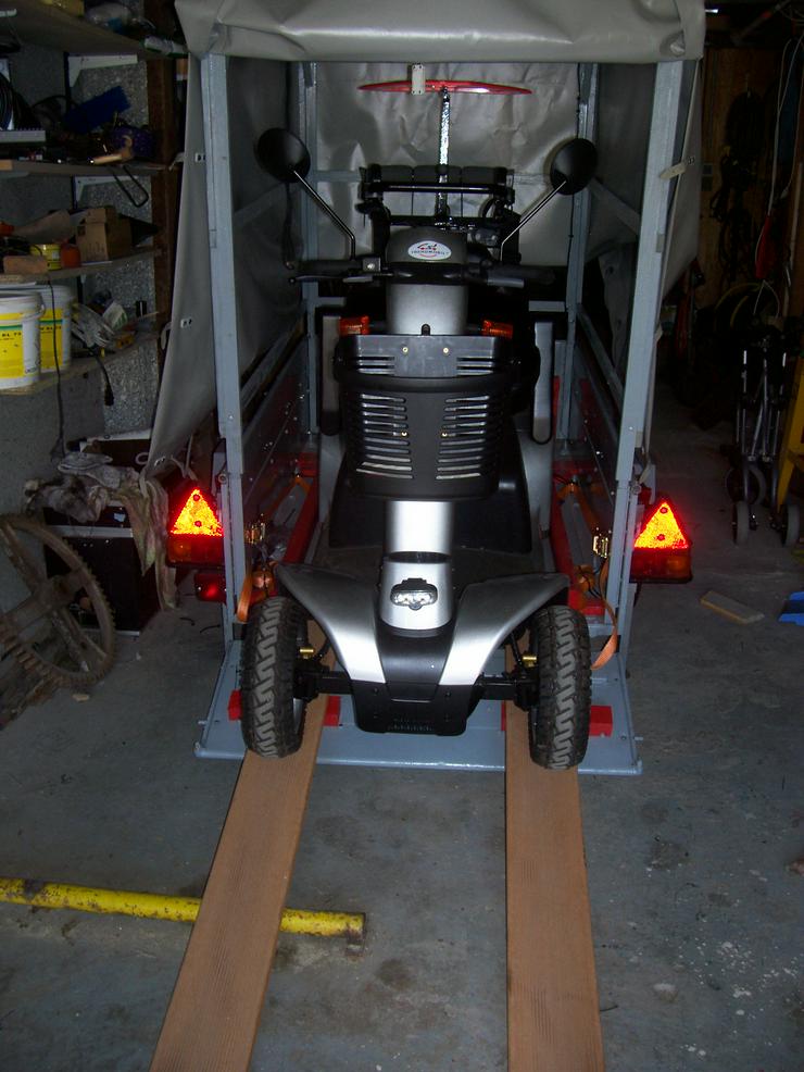 E-Scooter (Seniorenmobil Krankenfahrstuhl) mit Transportanhänger