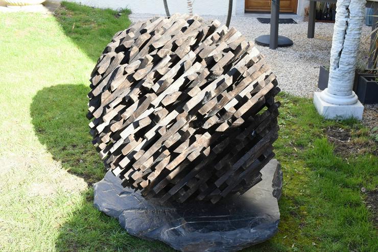 Bild 2: Skulptur aus Holz Garten Terrasse Pool