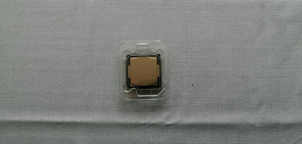 Bild 4: Intel Core i5 8600k mit Mainboard und Kühler 