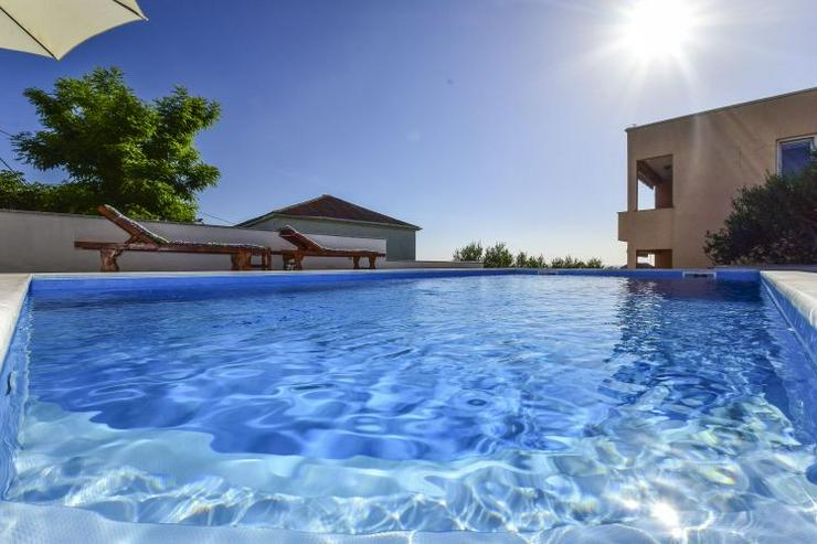 Bild 1: Dalmatien, Rtina Stosici bei Zadar, 2-Zimmer-FeWo mit Pool in unmittelbarer Strandnähe; Familienurlaub in Kroatien