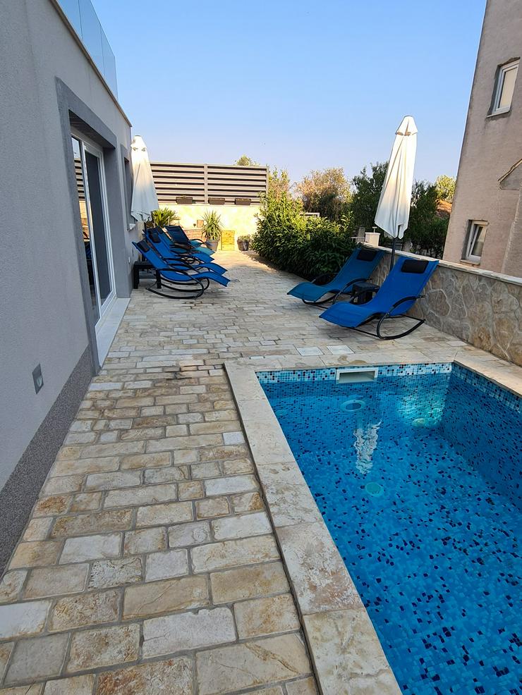 Strandnahe 2-Zimmer-Ferienwohnung mit Pool, Fitnessraum und Whirlpool direkt am Meer in Okrug Gornji, Dalmatien