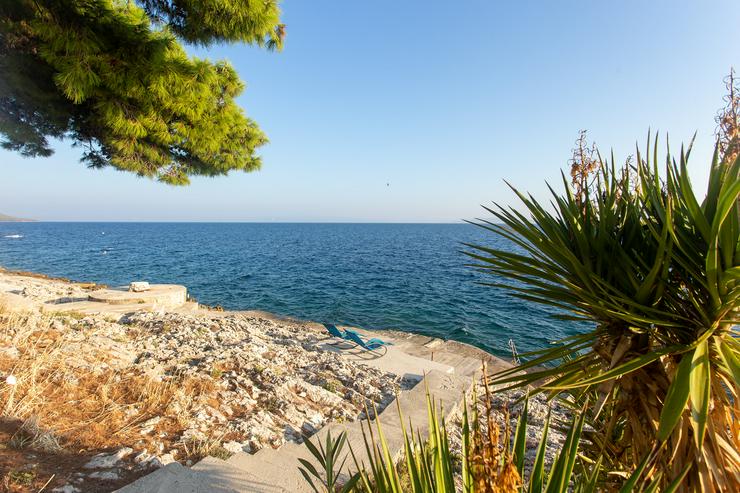 Bild 11: Kroatien, 6 Ferienwohnung mit Pool, Terrasse mit tollem Meerblick und Grillplatz, direkt am Meer, in Okrug Gornji bei Trogir