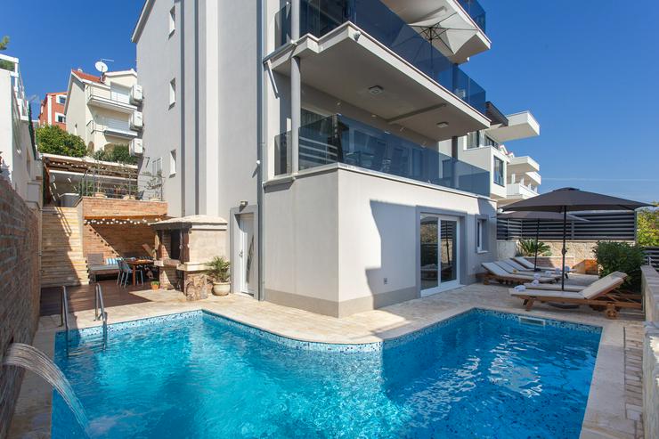 Kroatien, 6 Ferienwohnung mit Pool, Terrasse mit tollem Meerblick und Grillplatz, direkt am Meer, in Okrug Gornji bei Trogir - Ferienhaus Kroatien - Bild 8